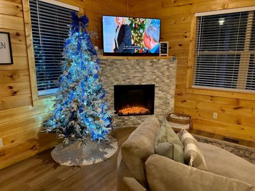 Relaxing cabin retreat-pool, hot tub and game room photo 21