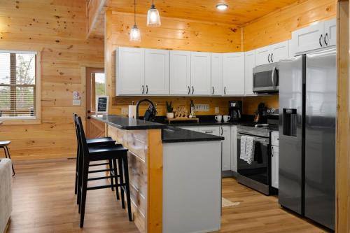 Relaxing cabin retreat-pool, hot tub and game room photo 9
