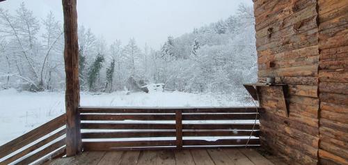 a porch with a wooden fence in the snow at Doğanın Kalbinde Doğallıkla Buluşma Noktası in Inegol