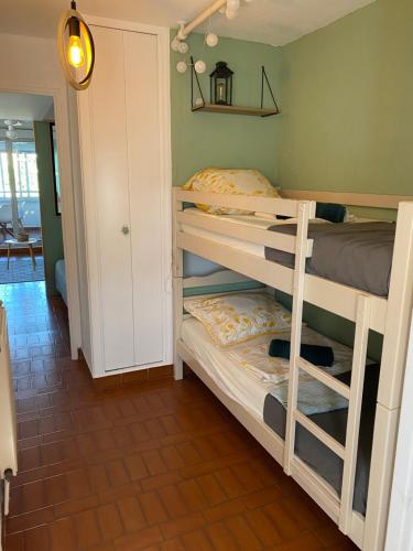 a bedroom with two bunk beds in a room at Appartement spacieux 6 couchages in Cap d'Agde