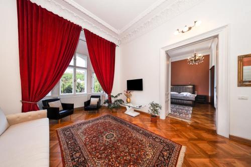 ブラショヴにあるLa Maman- Only self check-inのリビングルーム(赤いカーテン、ソファ付)