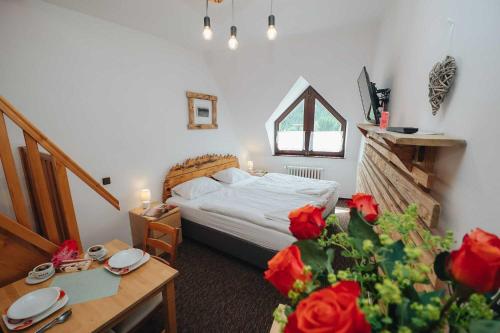 Un pat sau paturi într-o cameră la Penzion Mona Rooms & Apartments
