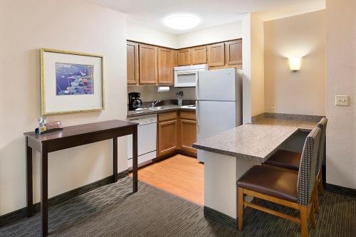Dapur atau dapur kecil di Aspen Suites - Rochester