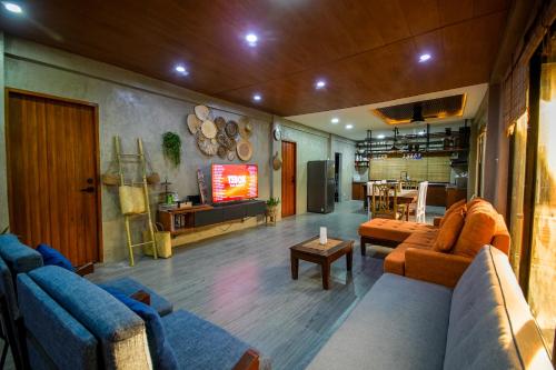 TV a/nebo společenská místnost v ubytování Private Resort in Bulacan with Karaoke and Pool Near Philippine Arena and Manila