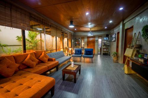 Posezení v ubytování Private Resort in Bulacan with Karaoke and Pool Near Philippine Arena and Manila