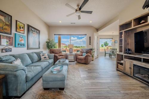 Μια τηλεόραση ή/και κέντρο ψυχαγωγίας στο Roaming Red Rock 360 views RV Hook ups Family home