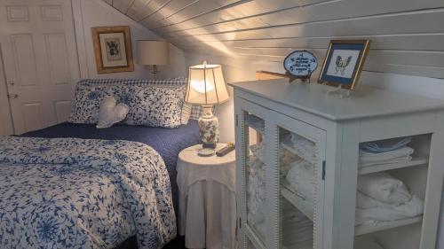 Ένα ή περισσότερα κρεβάτια σε δωμάτιο στο Near East Side Cozy Carriage House