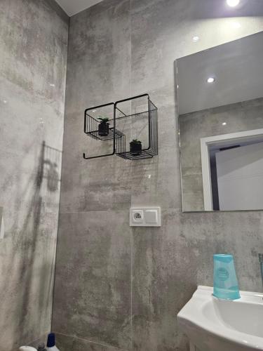 Ένα μπάνιο στο Grey Apartment