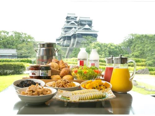 - une table avec petit-déjeuner composé de nourriture et de boissons dans l'établissement KKR Hotel Kumamoto, à Kumamoto