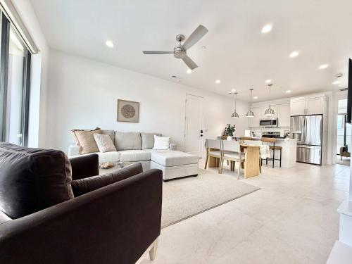 Η κουζίνα ή μικρή κουζίνα στο Fox Hollow Luxury Family townhome near Zion and Bryce Canyon
