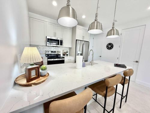 Η κουζίνα ή μικρή κουζίνα στο Fox Hollow Luxury Family townhome near Zion and Bryce Canyon