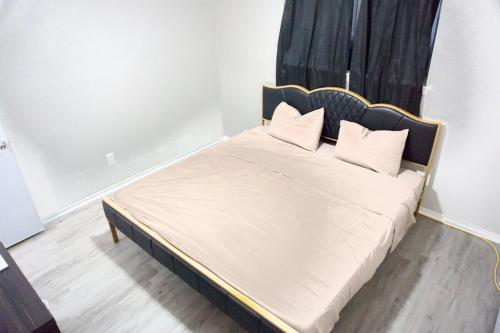 Postel nebo postele na pokoji v ubytování Modern Private City Escape - 2bed2bath