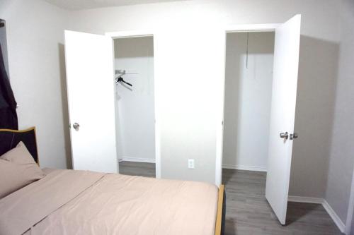 Postel nebo postele na pokoji v ubytování Modern Private City Escape - 2bed2bath