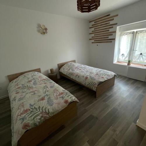 Ένα ή περισσότερα κρεβάτια σε δωμάτιο στο Duplex cosy en face de la moselle