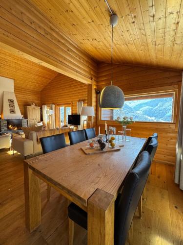 a dining room with a wooden table and chairs at Chalet Toccata, cosy et lumineux in Les Diablerets