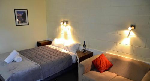 Postel nebo postele na pokoji v ubytování Charles Sturt Motor Inn