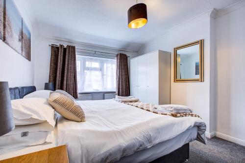 En eller flere senge i et værelse på The Parklane Residence