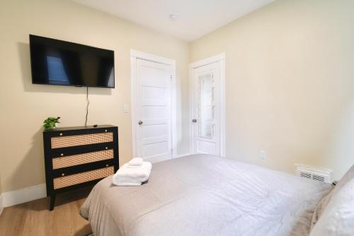 Katil atau katil-katil dalam bilik di Spacious 4BDR 2BA Retreat near T-Station- 5 Mins to Boston