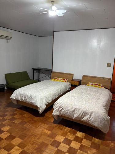 a room with two beds and a ceiling at 多賀三宿 in Taga