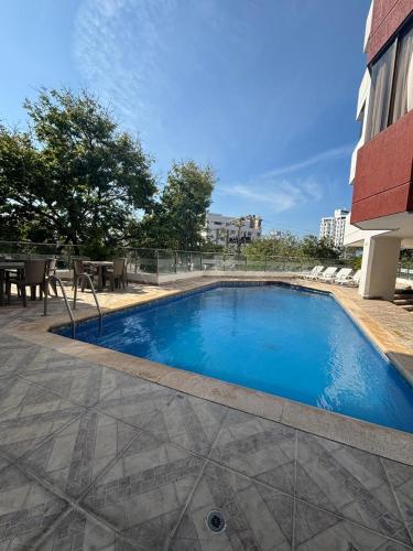 a large blue swimming pool next to a building at Hospedaje Hernández Apto 1004 in Estación El Salto