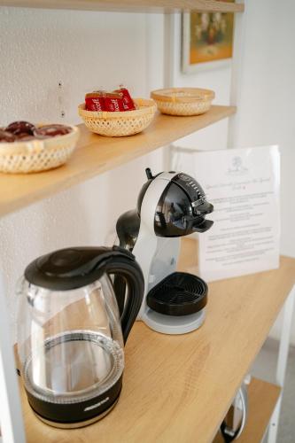 a black and white tea kettle on a shelf at Casa Sole - Villetta al mare, patio e relax in Carrao