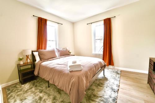 Katil atau katil-katil dalam bilik di Spacious 4BDR 2BA Retreat near T-Station- 5 Mins to Boston