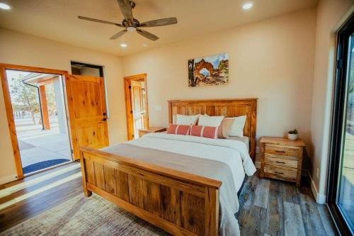 a bedroom with a bed and a ceiling fan at Casa Vermillion Modern Kanab Family Cabin Red Rock Views Near Zion in Kanab