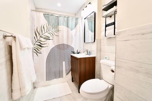 Bilik mandi di Spacious 4BDR 2BA Retreat near T-Station- 5 Mins to Boston