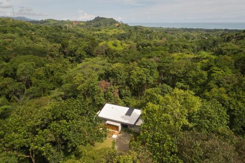 an overhead view of a house in the forest at Sinfonía Tropical, ocean view, 5 minutes driving to Playa Linda, 15 to Dominical, wifi Starlink in Savegre