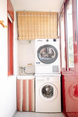 a washer and dryer in a tiny house at Casa Sole - Villetta al mare, patio e relax in Carrao