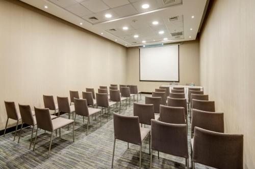 Zaplecze biznesowe lub konferencyjne w obiekcie Wyndham Santiago Aeropuerto