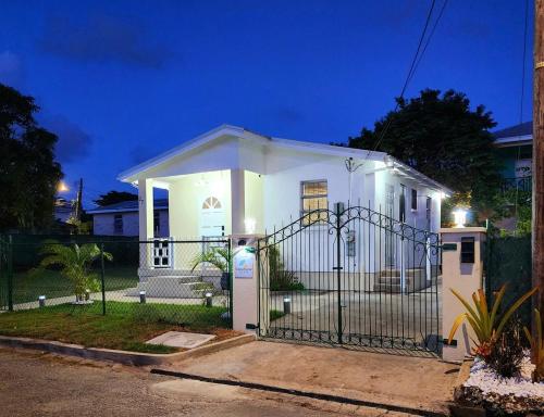 CoralStone Escape near beach and airport with private garden