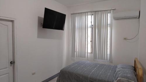 Un televizor și/sau centru de divertisment la Coral, habitación de Flor de Lis Beach House