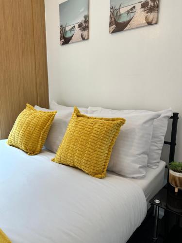 Postel nebo postele na pokoji v ubytování 2 Bedroom City Centre Apartment Free Secure Parking