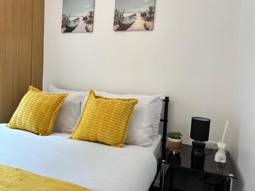 Postel nebo postele na pokoji v ubytování 2 Bedroom City Centre Apartment Free Secure Parking