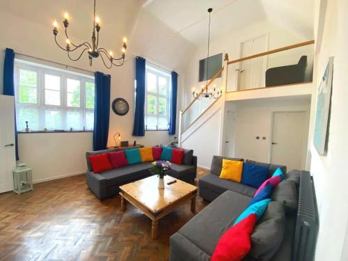 Χώρος καθιστικού στο Skool House Retreat - 5 bedroom option