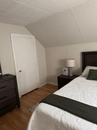 ein Schlafzimmer mit einem Bett und einer Tür zu einem Schrank in der Unterkunft Room in Fitchburg in Fitchburg