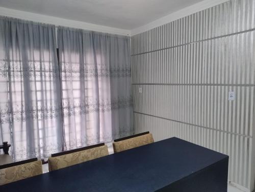 a dining room with a blue table and chairs at Um lugar para recordar in São José dos Campos