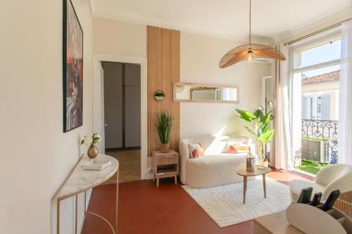 a living room with a bed and a table at Mirabeau Prestige in Antibes
