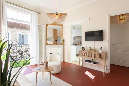 a living room with a fireplace and a tv at Mirabeau Prestige in Antibes