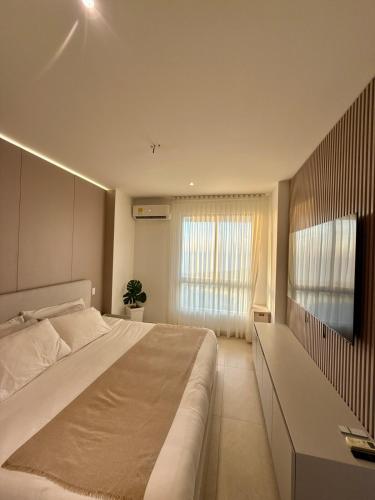 una camera da letto con un letto grande e una finestra di Luxury Apartment betwen Cartagena and Barranquilla a Juan de Acosta