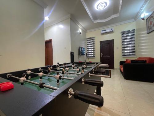 Galería fotográfica de Luxury 4 BR Apt w Parking, Hot tub, Magodo Estate en Magodo