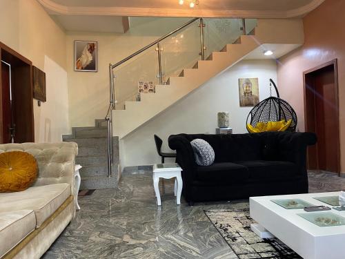 Un lugar para sentarse en Luxury 4 BR Apt w Parking, Hot tub, Magodo Estate