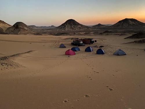 3 tende nel deserto con montagne sullo sfondo di Desert Safari Egypt a Mandīshah