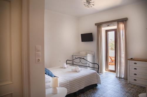 1 dormitorio blanco con 1 cama y vestidor en Belvedere private luxury beach villa, en Halki