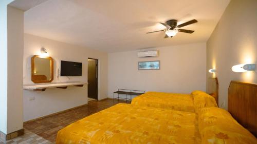Μια τηλεόραση ή/και κέντρο ψυχαγωγίας στο Hotel Suites Kino