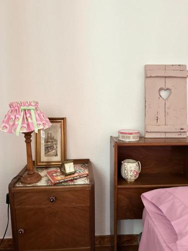 una camera da letto con un letto e un tavolo con una lampada di Vintage Home - monolocale in Salento a San Cassiano