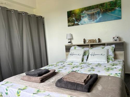 En eller flere senge i et værelse på Chez Lulu - Jolie suite cosy avec kitchenette