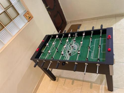 Sala de juegos en Luxury 4 BR Apt w Parking, Hot tub, Magodo Estate