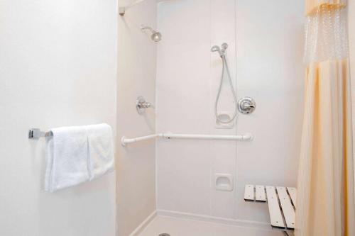 a bathroom with a shower with a shower curtain at Peach City Inn - Marysville/Yuba City in Marysville
